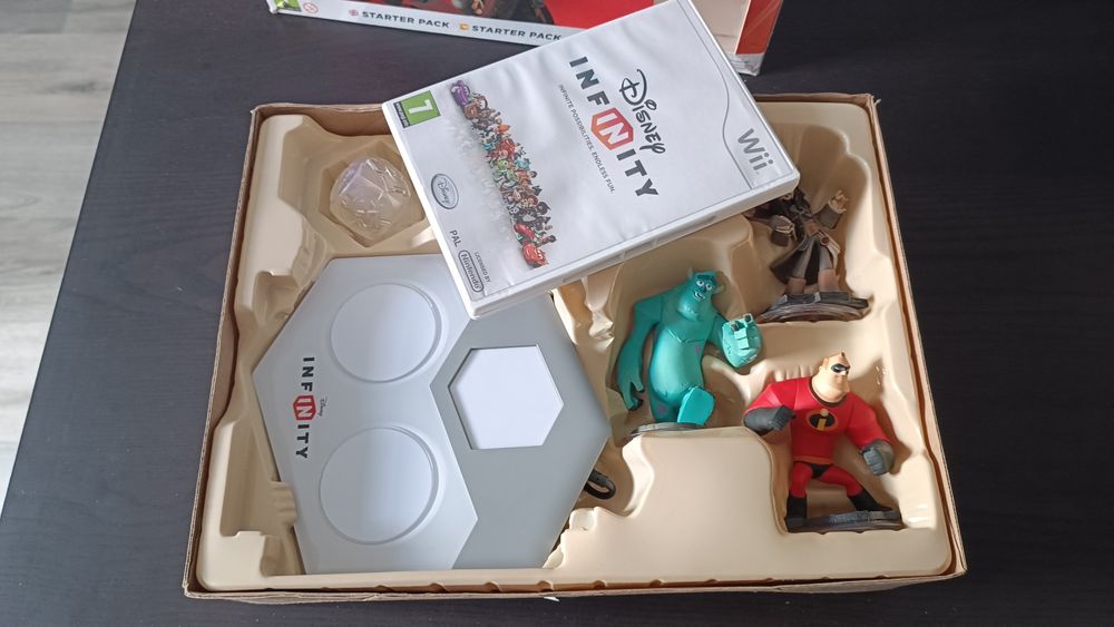 Jogo Wii Disney Infinity como novo + figuras extras