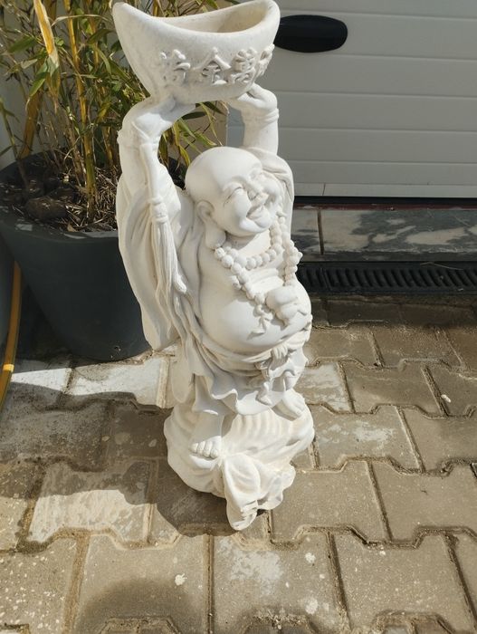 Buda em pedra com floreira