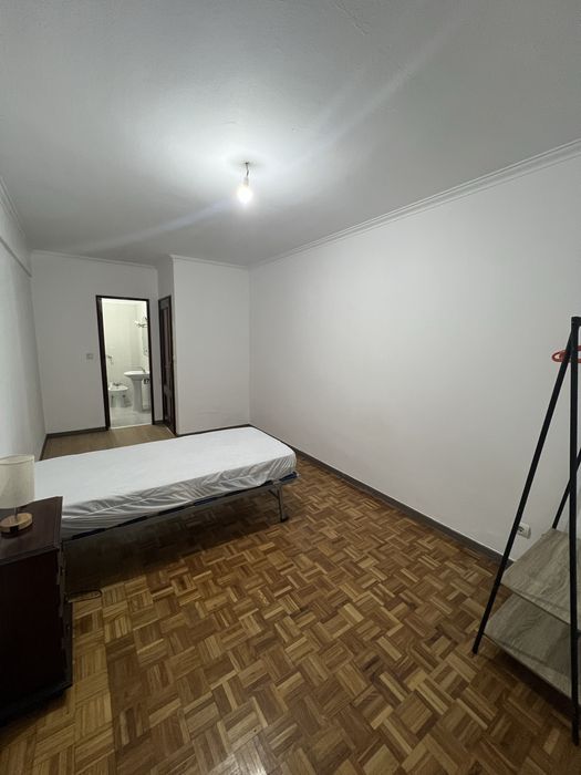 Alugo quarto suite Individual/Casal