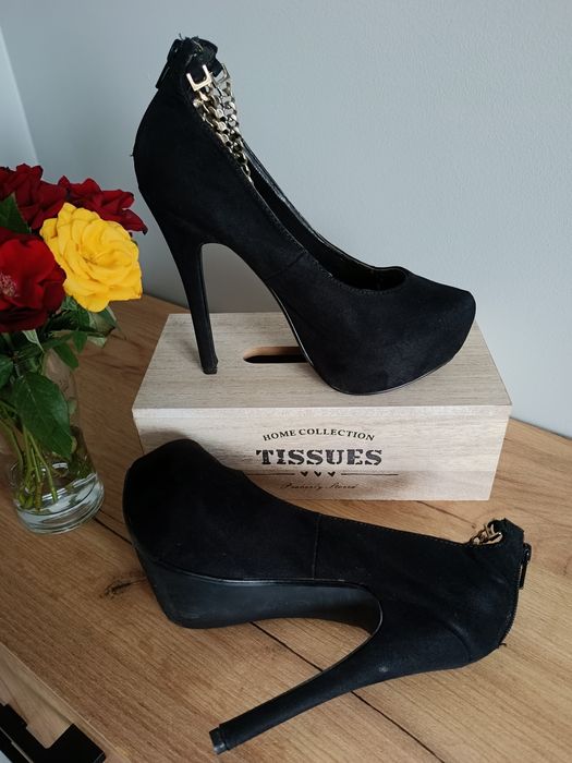 Czarne zamszowe szpilki ze srebrnym łańcuszkiem 38 new look