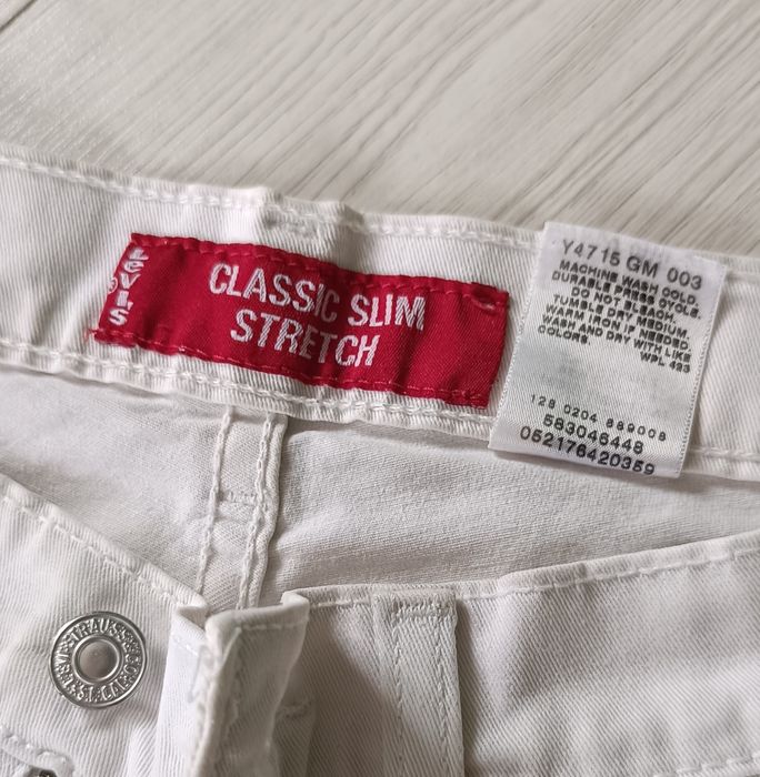 білі штани від Levis