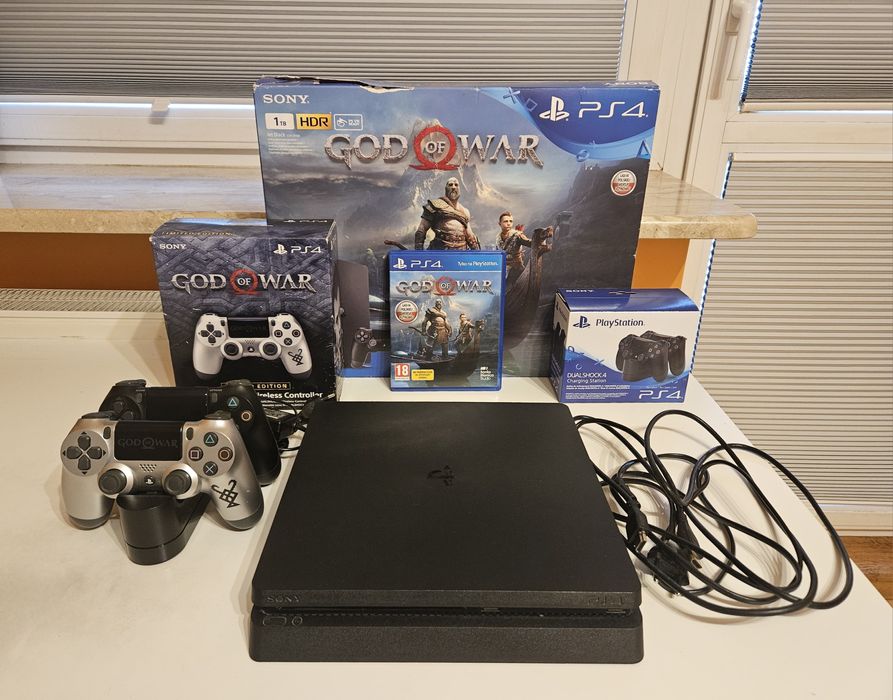 PlayStation 4 Slim 1TB + gra God of War + 2 pady + stacja ładująca