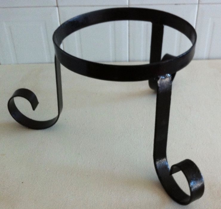 tripés antigos para potes ou vasos feitos a mão