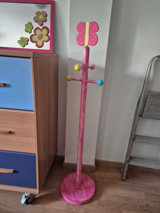 Conjunto de cómoda e artigos para menina
