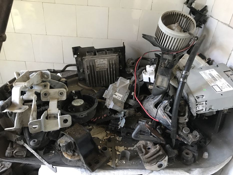 Продам даром двигун та купу інших запчастин до рено кенго 1.5 dci2010р