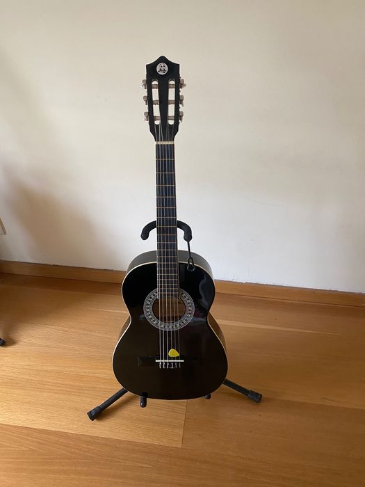 Violão Gomez pequeno +pedestal
