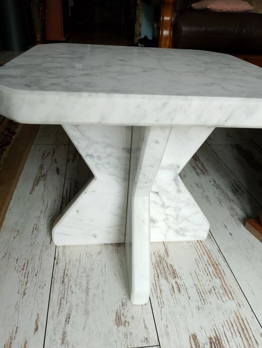 Stolik kawowy z marmuru