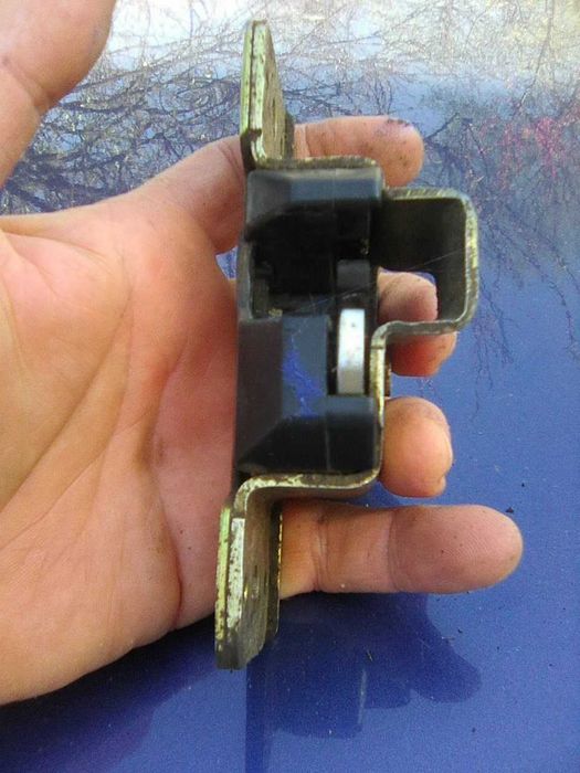 Замок багажника на Опель Тигра.