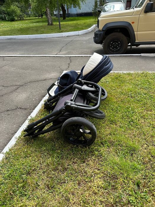 Продам універсальну дитячу коляску Adamex Barcelona 3 в 1.