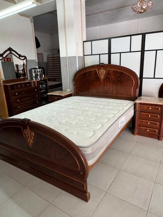 Cama de casal e mesinhas