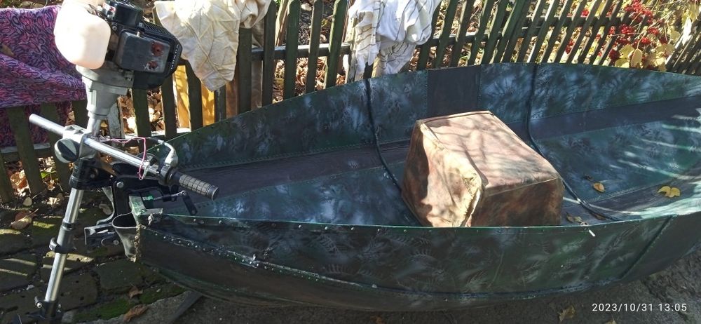 Моторний дюралевий човен