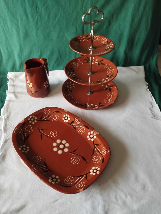 Conjunto de louça artesanal em barro vermelho