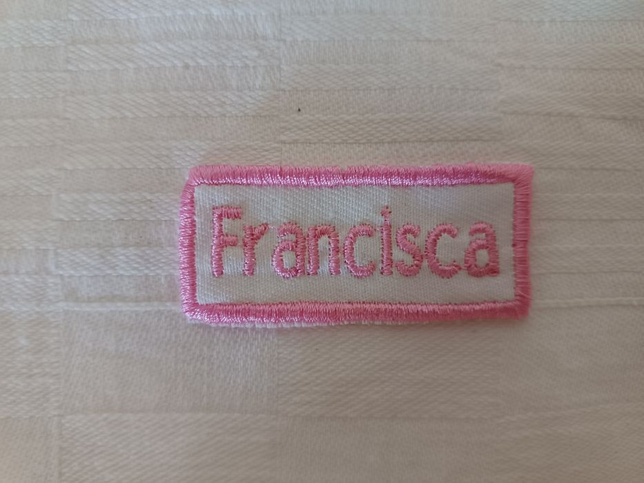 Etiquetas bordadas com nome para bibes escolares