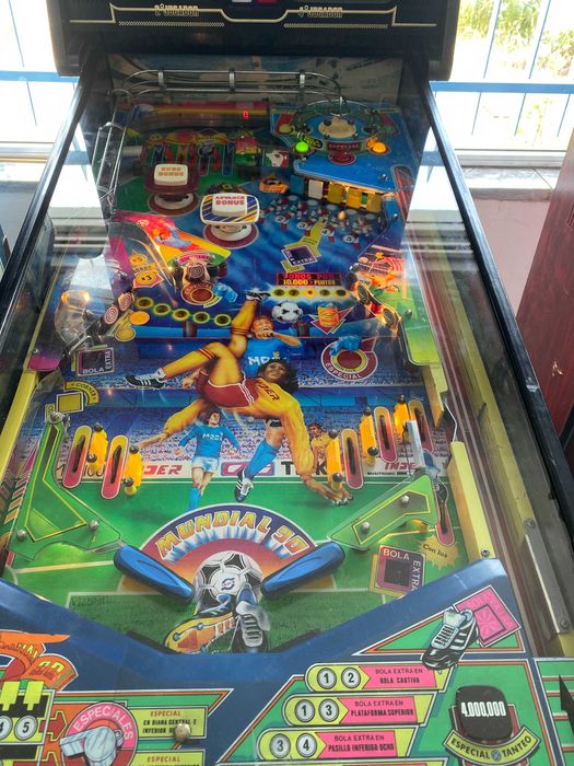 Máquina de Flippers Mundial 90 – Retro Gaming com Estilo