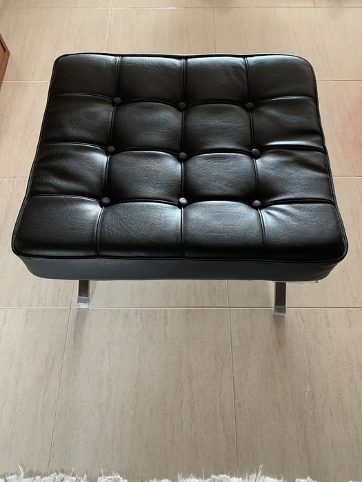 Cadeira Barcelona com banco de apoio preto