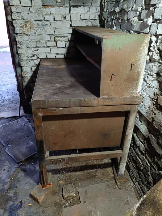 Продам слюсарний стіл, шафу