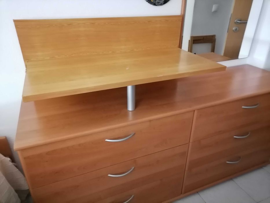 SUPER baixa de preço URGENTE. Cómoda e consolaCadeira ikea e mesa.