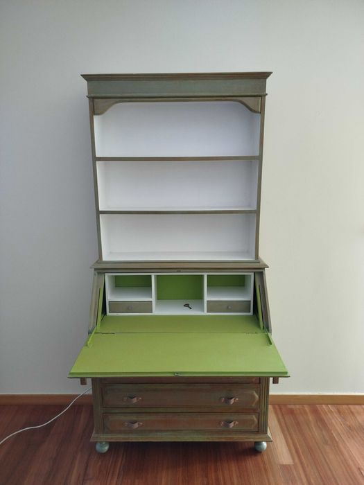 Armário de madeira + Escrivaninha