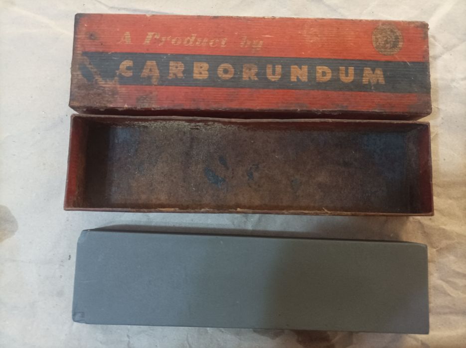 Вінтажний заточний камінь CARBORUNDUM у рідній коробці