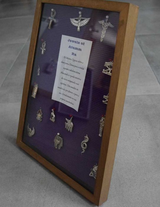 Quadro com 16 medalhas com símbolos Atum Ra (Antigo Egito)