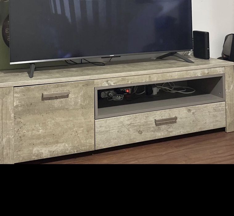Móvel para  TV, com gavetas e prateleira interna.