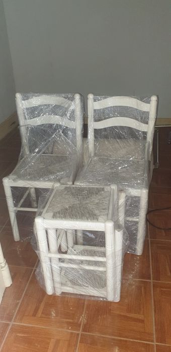 Mesa de cozinha com duas cadeiras e dois bancos