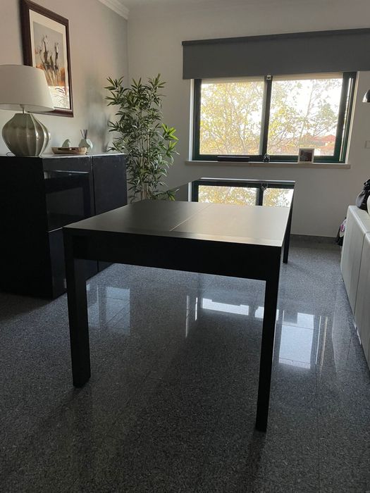 Mesa castanha de madeira maciça