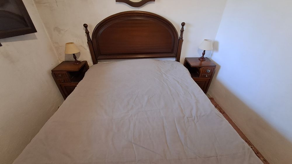 Cama de Madeira Maciça com 1  Mesa Cabeceira, Colchão e Estrado