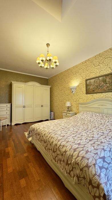 Неймовірний , великий таун хаус з гаражем.