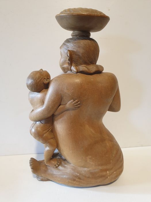 Antiga e rara escultura de Mãe Buda em madeira esculpida