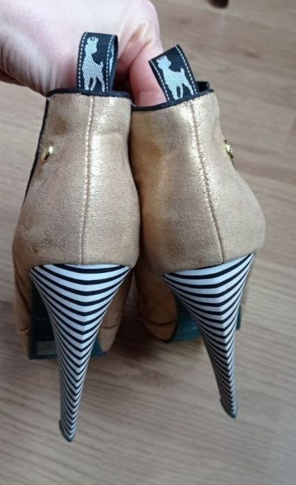 Золотистые ботильоны челси с необычным каблуком babycham