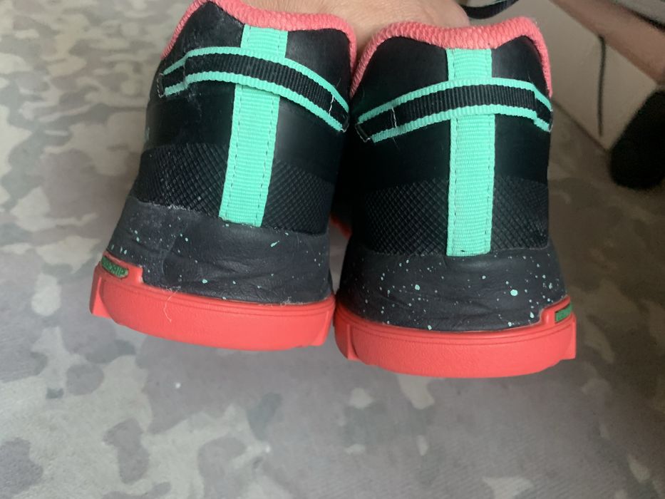 Стан новий.  женские кроссовки Karrimor Tempo 8 Trail Running Shoes в расцветке Black/Pink (черный с розовым и бирюзовыми элементами шнуровки