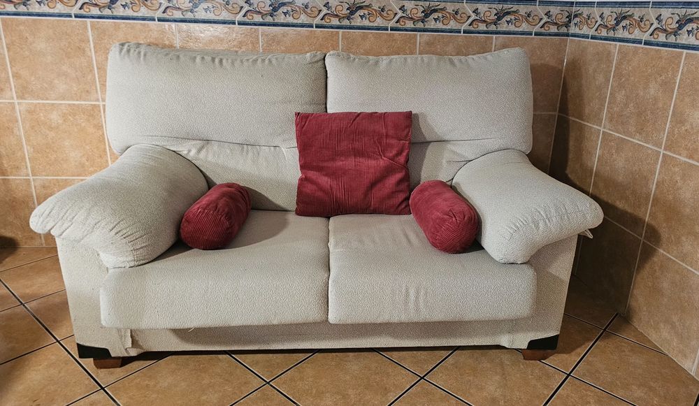 Sofá Beje de 2 Lugares Usado