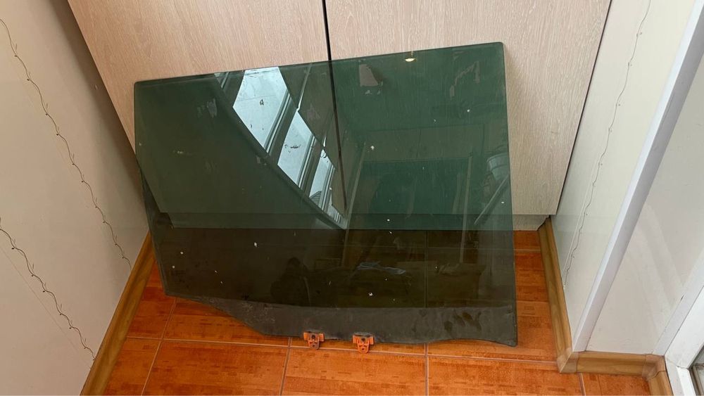 Заднее правое стекло Nissan Terrano II заднє праве скло Нісан Терано 2