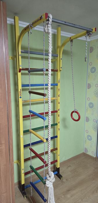 Шведська стінка в гарному стані