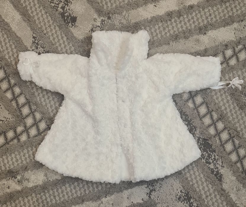 Ubranko do chrztu. Kombinezon, płaszczyk i buciki
