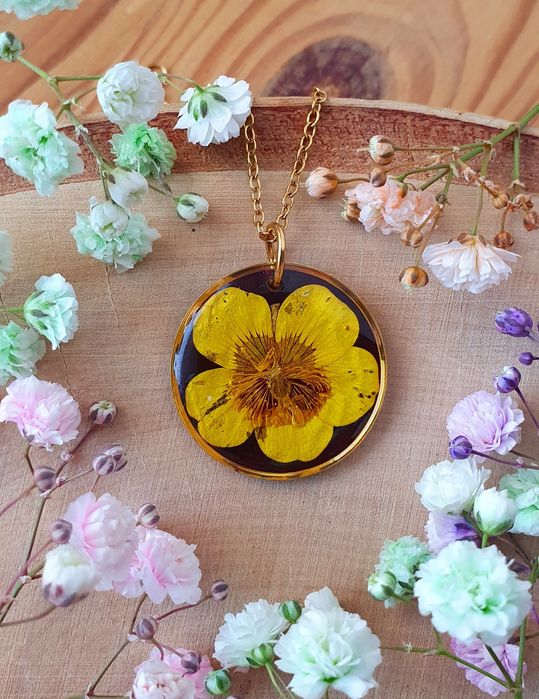 Wisiorek z kwiatem jaskra