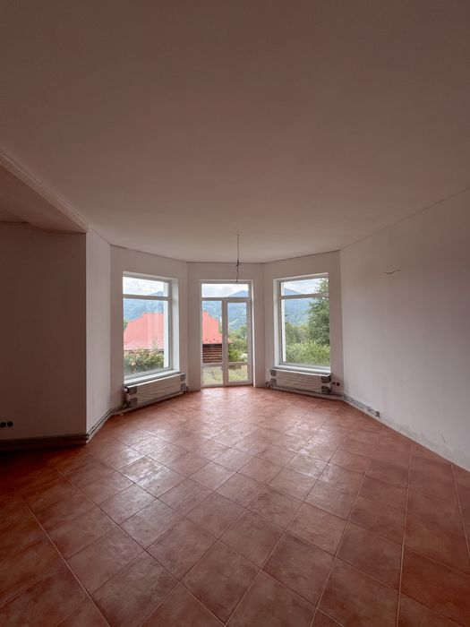 Будинок 421 м2 з ділянкою в с. Тюдів під житло чи готель