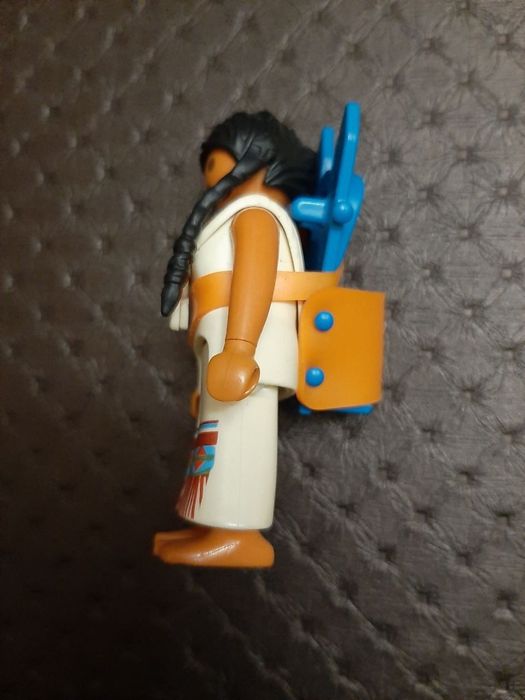 Индийская женщина с корзиной для ребенка на спине