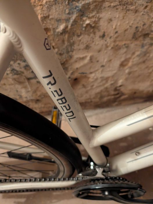 rower trekkingowy damski biały brązowe siedzisko bagażnik