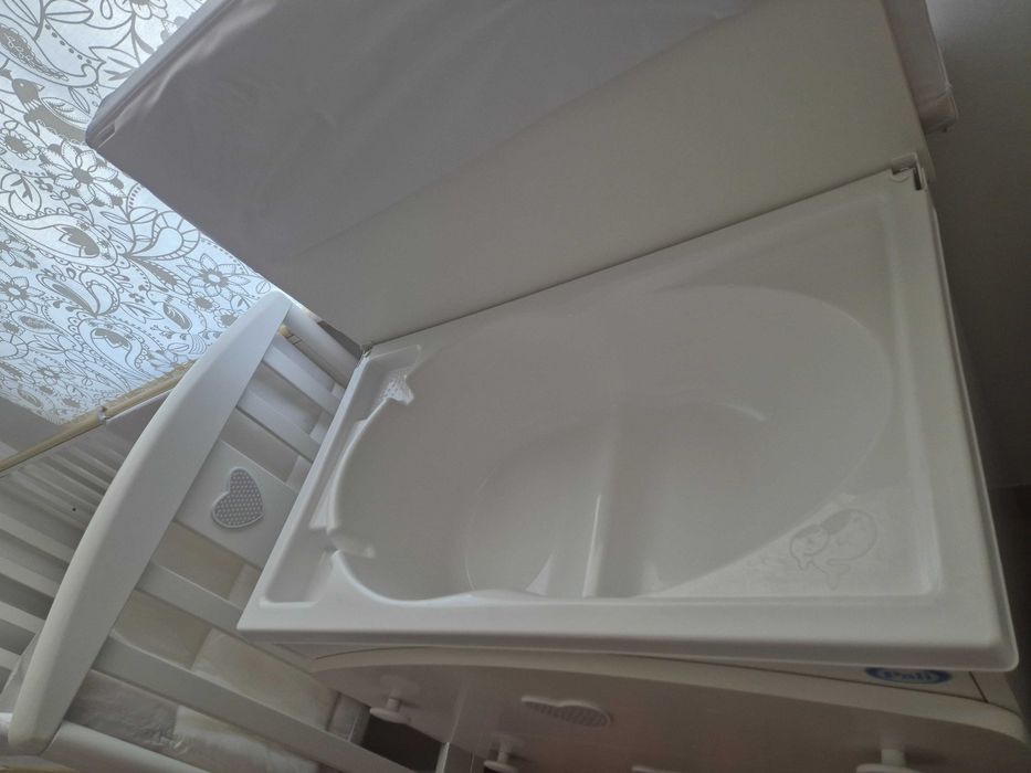 Berço com gaveta+colchão+edredão+contorno+trocador/comoda e banheira.