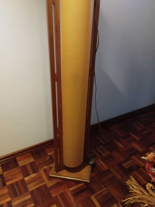 Candeeiro de pé em castanho