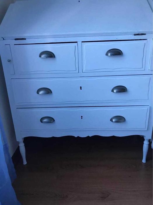 Cómoda e secretária