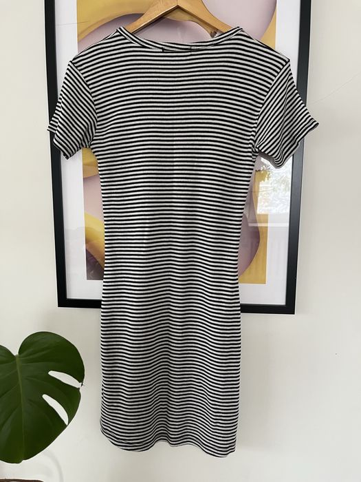 Dopasowana sukienka w paski z krótkim rękawem brandy melville
