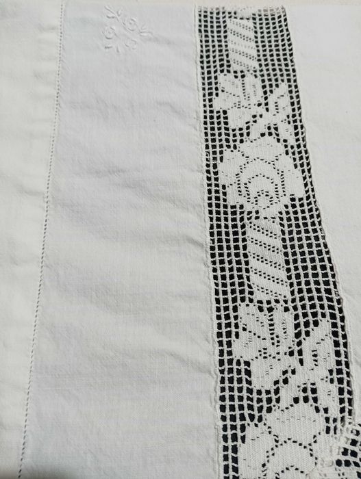 Lençol de cama antigo com renda e bordados