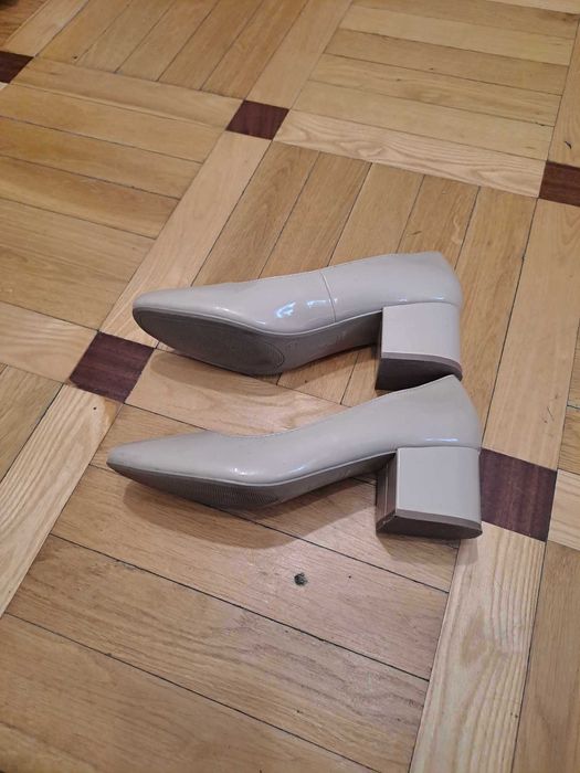 Czółenka damskie na szerszą stopę.