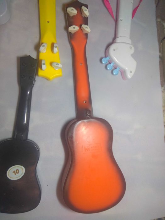 Гітари струнні та клавішні