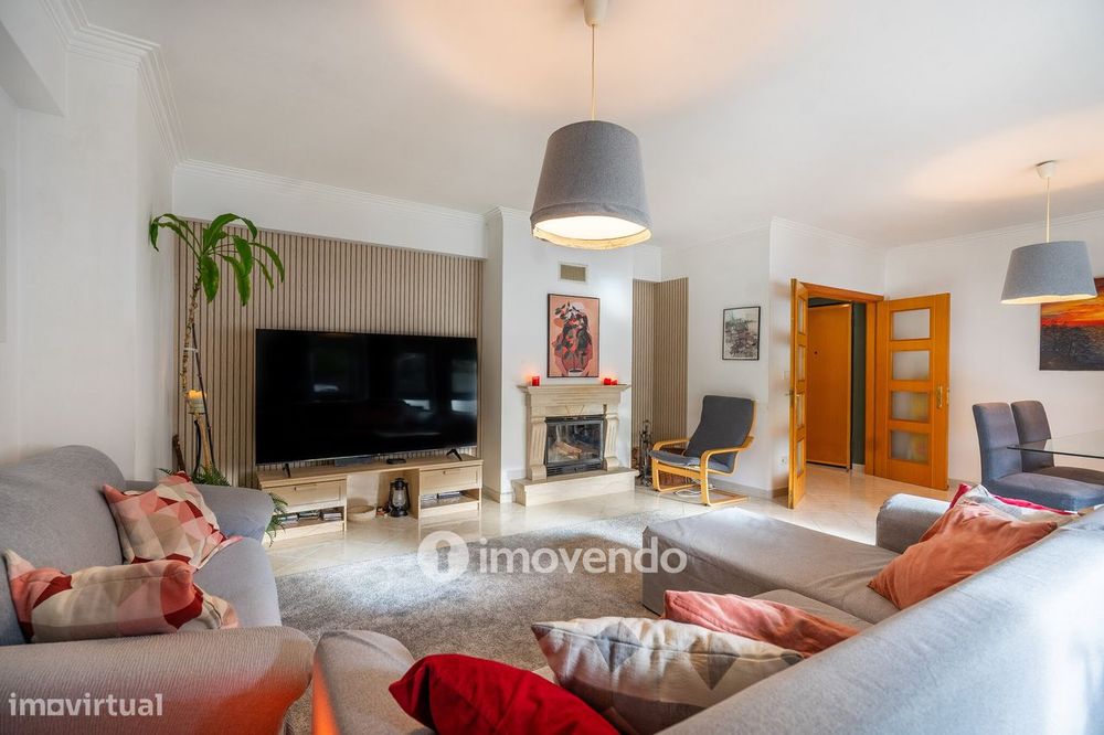 Apartamento T2 com estacionamento e terraço, em Vialonga