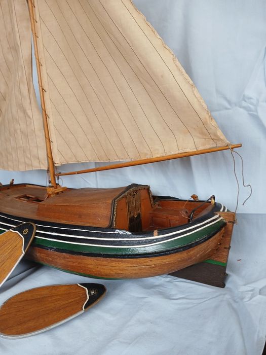 Dekoracyjny model łódki żaglowej z Holandii.