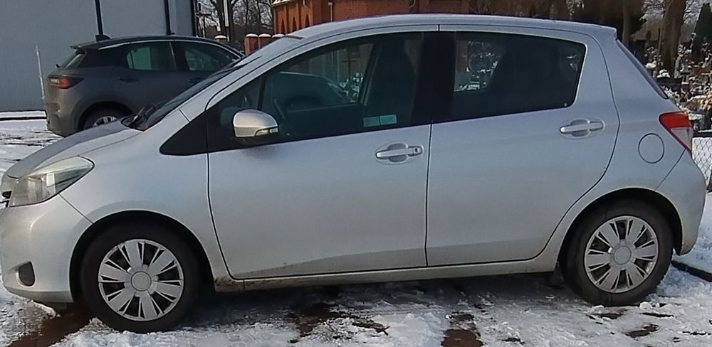 Toyota Yaris 2,,szkodzony prawy zderzak